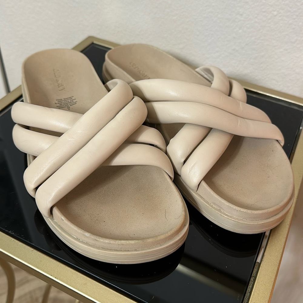 🧡 Old Navy Puffy Flat Sandals 🧡